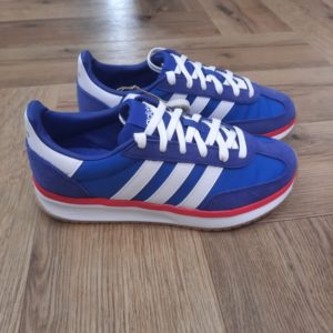 Adidas Run 70- Une sneaker classique et polyvalente pour le quotidien. Conçue pour durer, cette sneaker adidas est stylée et intemporelle. La tige en cuir souple, doublée pour plus de confort, est associée à une semelle extérieure en caoutchouc flexible idéale quand tu es constamment en mouvement. L'amorti Cloudfoam te procure un confort durable tandis que tu fais tes courses en ville ou prends un café.