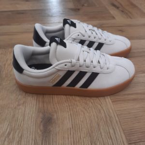 Adidas VL Court: une sneaker en cuir confortable au look casual. À la fois simple et audacieuse, cette sneaker Adidas VL Court est conçue en cuir souple et doublée pour plus de confort. De plus, l'amorti léger t'offre le maintien dont tu as besoin pendant les journées actives. Puis, elle possède une semelle extérieure en caoutchouc vulcanisé pour plus de souplesse et un style d'inspiration skate. La marque C'est le 18 août 1949 qu'Adi Dassler a démarré l'aventure adidas, avec pour objectif d'améliorer les performances des athlètes. 70 ans plus tard, adidas a laissé sa marque sur le monde du sport, mais aussi celui de la mode, de la musique, de la culture, du développement durable et bien d'autres encore. Voyage avec nous à travers le temps et découvre l'histoire d'adidas avec des modèles qui ont influencé le lifestyle d'aujourd'hui. Juste après la naissance officielle des 3 bandes en 1949, les années 50 ont connu un véritable boom technologique avec des équipements innovants pour les athlètes de classe mondiale. Ainsi, c'est pendant cette décennie qu'est apparue la Samba, toujours portée de nos jours pas les joueurs de Five et de futsal, et toujours présente dans la rue. Pendant les 50's, adidas a développé une chaussure de sprint qui a battu un record du monde et la première chaussure de football conçue avec une semelle en nylon, marquant une vraie nouveauté en termes de confort et de sensations. D'autres modèles ont vu le jour durant cette période, comme la chaussure de basketball Allround, devenue une véritable icône dans les 80's. Ces années ont été révolutionnaires, créant un véritable avant et après pour les sportifs de haut niveau. Mais ce n'était que le début de l'histoire d'adidas.