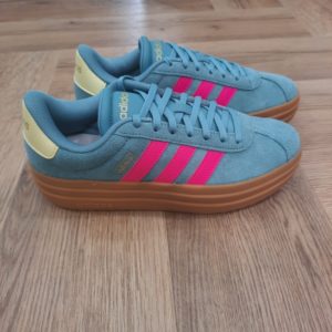 Adidas VL Court Bold-La marque C'est le 18 août 1949 qu'Adi Dassler a démarré l'aventure adidas, avec pour objectif d'améliorer les performances des athlètes. 70 ans plus tard, adidas a laissé sa marque sur le monde du sport, mais aussi celui de la mode, de la musique, de la culture, du développement durable et bien d'autres encore. Voyage avec nous à travers le temps et découvre l'histoire d'adidas avec des modèles qui ont influencé le lifestyle d'aujourd'hui. Juste après la naissance officielle des 3 bandes en 1949, les années 50 ont connu un véritable boom technologique avec des équipements innovants pour les athlètes de classe mondiale. Ainsi, c'est pendant cette décennie qu'est apparue la Samba, toujours portée de nos jours pas les joueurs de Five et de futsal, et toujours présente dans la rue. Pendant les 50's, adidas a développé une chaussure de sprint qui a battu un record du monde et la première chaussure de football conçue avec une semelle en nylon, marquant une vraie nouveauté en termes de confort et de sensations. D'autres modèles ont vu le jour durant cette période, comme la chaussure de basketball Allround, devenue une véritable icône dans les 80's. Ces années ont été révolutionnaires, créant un véritable avant et après pour les sportifs de haut niveau. Mais ce n'était que le début de l'histoire d'adidas.