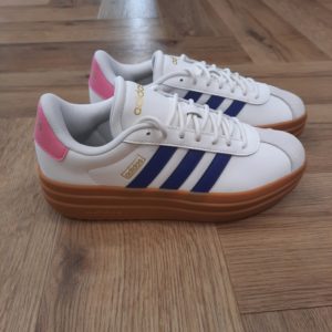 Adidas VL Court Bold-Une sneaker compensée stylée conçue pour être portée toute la journée.