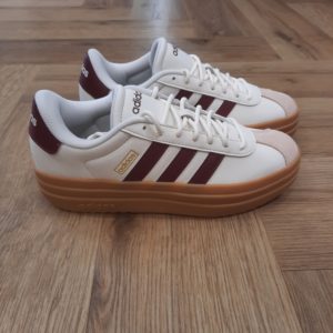 Adidas VL Court Bold-Tout est une question d'équilibre avec cette chaussure adidas VL Court Bold. Elle présente un design épuré, bien sûr, mais avec une semelle compensée qui sublime tout le look et te donne de la hauteur. La tige en cuir, la doublure textile et la semelle extérieure en caoutchouc résistant s'associent pour t'offrir un confort ultime au quotidien.