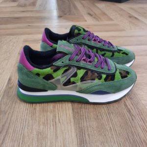 Hoff Art Green Vous recherchez une paire de baskets basses tendance et confortables ? Ne cherchez plus, nous avons le modèle parfait pour vous : les Hoff Art Green. Avec leur nez rond et leur matière en daim, ces baskets sont à la fois élégantes et résistantes. Elles conviennent parfaitement aux femmes de tous âges et sont idéales pour compléter n'importe quelle tenue. Les baskets Hoff Art Green sont dotées d'une semelle en EVA qui offre un excellent amorti et une grande légèreté. Vous pourrez marcher toute la journée sans ressentir de fatigue. L'intérieur de ces baskets est en textile, ce qui les rend très agréables à porter. De plus, la semelle intérieure est en mousse à mémoire, offrant un confort optimal à chaque pas. La fermeture des Hoff Art Green se fait par lacets, vous permettant ainsi d'ajuster parfaitement vos chaussures à votre pied. Vous pourrez les porter aussi bien pour une journée de shopping entre amies que pour une soirée décontractée. Leur style polyvalent s'adapte à toutes les occasions. Ne manquez pas l'occasion de vous offrir ces superbes baskets basses de la marque HOFF. Leur design moderne et leur confort exceptionnel en font un choix incontournable pour toutes les fashionistas. Commandez dès maintenant et ajoutez une touche de style à votre garde-robe ! La marque Fondée en Espagne en 2017, HOFF est née de la conviction que chaque pas est une opportunité de créer, découvrir et affirmer sa personnalité. HOFF est une marque contemporaine de sneakers qui marie un design intemporel et élégant avec une polyvalence audacieuse. Reconnue pour sa créativité raffinée, son attention aux détails et sa maîtrise unique des couleurs, HOFF crée des sneakers qui s’adaptent aux transitions de la vie, transformant chaque instant du quotidien en une expression de style et de sens. Inspirée par le mouvement et la curiosité, HOFF célèbre l’individualité et l’expression de soi à travers le design. Son esthétique distinctive équilibre sophistication et modernité, brouillant les frontières entre le décontracté et le raffiné, tout en restant fidèle à ses valeurs de connexion, d’authenticité, de passion et de créativité.