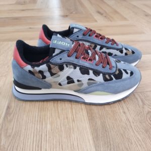 Hoff Art Blue Vous recherchez une paire de baskets basses tendance et confortables ? Ne cherchez plus, nous avons le modèle parfait pour vous : les Hoff Art Blue. Avec leur nez rond et leur matière en daim, ces baskets sont à la fois élégantes et résistantes. Elles conviennent parfaitement aux femmes de tous âges et sont idéales pour compléter n'importe quelle tenue. Les baskets Hoff Art Blue sont dotées d'une semelle en EVA qui offre un excellent amorti et une grande légèreté. Vous pourrez marcher toute la journée sans ressentir de fatigue. L'intérieur de ces baskets est en textile, ce qui les rend très agréables à porter. De plus, la semelle intérieure est en mousse à mémoire, offrant un confort optimal à chaque pas. La fermeture des Hoff Art Blue se fait par lacets, vous permettant ainsi d'ajuster parfaitement vos chaussures à votre pied. Vous pourrez les porter aussi bien pour une journée de shopping entre amies que pour une soirée décontractée. Leur style polyvalent s'adapte à toutes les occasions. Ne manquez pas l'occasion de vous offrir ces superbes baskets basses de la marque HOFF. Leur design moderne et leur confort exceptionnel en font un choix incontournable pour toutes les fashionistas. Commandez dès maintenant et ajoutez une touche de style à votre garde-robe ! La marque Fondée en Espagne en 2017, HOFF est née de la conviction que chaque pas est une opportunité de créer, découvrir et affirmer sa personnalité. HOFF est une marque contemporaine de sneakers qui marie un design intemporel et élégant avec une polyvalence audacieuse. Reconnue pour sa créativité raffinée, son attention aux détails et sa maîtrise unique des couleurs, HOFF crée des sneakers qui s’adaptent aux transitions de la vie, transformant chaque instant du quotidien en une expression de style et de sens. Inspirée par le mouvement et la curiosité, HOFF célèbre l’individualité et l’expression de soi à travers le design. Son esthétique distinctive équilibre sophistication et modernité, brouillant les frontières entre le décontracté et le raffiné, tout en restant fidèle à ses valeurs de connexion, d’authenticité, de passion et de créativité.