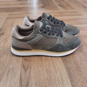 Hoff City Buenos Aires La Hoff City Buenos Aires célèbre les métropoles du monde à travers des sneakers lifestyle uniques et créatives. Inspirée de la ville argentine, cette paire combine design audacieux, confort quotidien et finitions premium. La tige associe du suède haut de gamme, du cuir et du mesh technique, offrant respirabilité, robustesse et élégance. Les coloris s’inspirent directement de l’atmosphère colorée et cosmopolite de Buenos Aires. La semelle intermédiaire en EVA procure un amorti confortable et léger, idéale pour marcher longtemps. Fidèle à l’ADN Hoff, la semelle extérieure en caoutchouc transparent révèle une illustration artistique exclusive, rendant chaque paire unique. La Hoff Buenos Aires est idéale pour ceux qui recherchent une sneaker créative, confortable et distinctive, inspirée d’une ville riche en culture et en énergie. La marque Fondée en Espagne en 2017, HOFF est née de la conviction que chaque pas est une opportunité de créer, découvrir et affirmer sa personnalité. HOFF est une marque contemporaine de sneakers qui marie un design intemporel et élégant avec une polyvalence audacieuse. Reconnue pour sa créativité raffinée, son attention aux détails et sa maîtrise unique des couleurs, HOFF crée des sneakers qui s’adaptent aux transitions de la vie, transformant chaque instant du quotidien en une expression de style et de sens. Inspirée par le mouvement et la curiosité, HOFF célèbre l’individualité et l’expression de soi à travers le design. Son esthétique distinctive équilibre sophistication et modernité, brouillant les frontières entre le décontracté et le raffiné, tout en restant fidèle à ses valeurs de connexion, d’authenticité, de passion et de créativité.