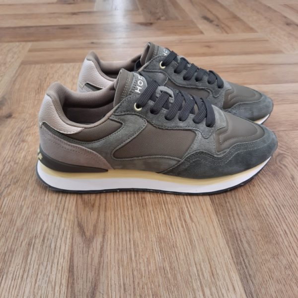 Hoff City Buenos Aires La Hoff City Buenos Aires célèbre les métropoles du monde à travers des sneakers lifestyle uniques et créatives. Inspirée de la ville argentine, cette paire combine design audacieux, confort quotidien et finitions premium. La tige associe du suède haut de gamme, du cuir et du mesh technique, offrant respirabilité, robustesse et élégance. Les coloris s’inspirent directement de l’atmosphère colorée et cosmopolite de Buenos Aires. La semelle intermédiaire en EVA procure un amorti confortable et léger, idéale pour marcher longtemps. Fidèle à l’ADN Hoff, la semelle extérieure en caoutchouc transparent révèle une illustration artistique exclusive, rendant chaque paire unique. La Hoff Buenos Aires est idéale pour ceux qui recherchent une sneaker créative, confortable et distinctive, inspirée d’une ville riche en culture et en énergie. La marque Fondée en Espagne en 2017, HOFF est née de la conviction que chaque pas est une opportunité de créer, découvrir et affirmer sa personnalité. HOFF est une marque contemporaine de sneakers qui marie un design intemporel et élégant avec une polyvalence audacieuse. Reconnue pour sa créativité raffinée, son attention aux détails et sa maîtrise unique des couleurs, HOFF crée des sneakers qui s’adaptent aux transitions de la vie, transformant chaque instant du quotidien en une expression de style et de sens. Inspirée par le mouvement et la curiosité, HOFF célèbre l’individualité et l’expression de soi à travers le design. Son esthétique distinctive équilibre sophistication et modernité, brouillant les frontières entre le décontracté et le raffiné, tout en restant fidèle à ses valeurs de connexion, d’authenticité, de passion et de créativité.