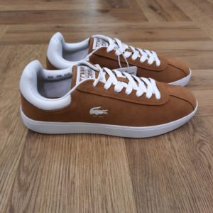 Lacoste Baseshot Camel La sneaker Lacoste Baseshot Camel incarne le classicisme avec sa tige en suède pelucheux et un crocodile imprimé et débossé. En effet, sa palette de couleurs automnale est une évocation subtile de l'héritage Lacoste. Elle sera parfaite en toutes circonstances. La marque Créée par la légende du tennis français René Lacoste, quatre fois vainqueur d’internationaux et 1er joueur mondial en 1926 et 1927, la marque Lacoste s’inspire de ses valeurs sportives : exigence, fair-play, audace. Nous les transmettons de génération en génération, et cultivons l’élégance comme une manière d’être et d’inventer sa vie. Le jeu d’équipe, l’audace et l’inventivité, l’élégance et la ténacité sont autant de valeurs que nous prisons afin de continuer à écrire, ensemble, l’histoire de Lacoste. Pour aider les talents qui nous rejoignent à développer leur plein potentiel, nous favorisons une culture d’entreprise inclusive, qui fait la part belle à l’épanouissement personnel et professionnel, ainsi qu’à une montée en compétence régulière. En tant qu’acteur responsable de la mode, nous nous impliquons pour créer et mettre en œuvre un nouveau modèle de mode durable : une démarche de co-construction innovante et ambitieuse, dans laquelle nous engageons l’ensemble de nos partenaires. Notre modèle prend en compte la totalité de notre impact écologique, ainsi que celui de nos fournisseurs et propose une alternative, l’élégance durable, qui bénéficie à la fois à l’humain, aux communautés locales qui la produisent et à la planète.