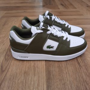 Lacoste Court Cage Inspirée des archives tennis la Lacoste Court Cage est une silhouette lifestyle élégante. Elle se distingue par une tige en cuir aux empiècements harmonieux, relevée de détails venus des courts à l’image de perforations et d’un renfort de talon en TPU. Un crocodile signature brodé finalise son design entre mode et sport. La marque Créée par la légende du tennis français René Lacoste, quatre fois vainqueur d’internationaux et 1er joueur mondial en 1926 et 1927, la marque Lacoste s’inspire de ses valeurs sportives : exigence, fair-play, audace. Nous les transmettons de génération en génération, et cultivons l’élégance comme une manière d’être et d’inventer sa vie. Le jeu d’équipe, l’audace et l’inventivité, l’élégance et la ténacité sont autant de valeurs que nous prisons afin de continuer à écrire, ensemble, l’histoire de Lacoste. Pour aider les talents qui nous rejoignent à développer leur plein potentiel, nous favorisons une culture d’entreprise inclusive, qui fait la part belle à l’épanouissement personnel et professionnel, ainsi qu’à une montée en compétence régulière. En tant qu’acteur responsable de la mode, nous nous impliquons pour créer et mettre en œuvre un nouveau modèle de mode durable : une démarche de co-construction innovante et ambitieuse, dans laquelle nous engageons l’ensemble de nos partenaires. Notre modèle prend en compte la totalité de notre impact écologique, ainsi que celui de nos fournisseurs et propose une alternative, l’élégance durable, qui bénéficie à la fois à l’humain, aux communautés locales qui la produisent et à la planète.
