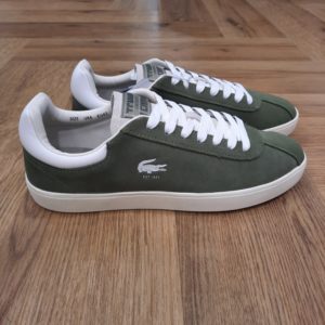 Lacoste Baseshot Kaki La sneaker Lacoste Baseshot Kaki incarne le classicisme avec sa tige en suède pelucheux et un crocodile imprimé et débossé. En effet, sa palette de couleurs automnale est une évocation subtile de l'héritage Lacoste. Elle sera parfaite en toutes circonstances. La marque Créée par la légende du tennis français René Lacoste, quatre fois vainqueur d’internationaux et 1er joueur mondial en 1926 et 1927, la marque Lacoste s’inspire de ses valeurs sportives : exigence, fair-play, audace. Nous les transmettons de génération en génération, et cultivons l’élégance comme une manière d’être et d’inventer sa vie. Le jeu d’équipe, l’audace et l’inventivité, l’élégance et la ténacité sont autant de valeurs que nous prisons afin de continuer à écrire, ensemble, l’histoire de Lacoste. Pour aider les talents qui nous rejoignent à développer leur plein potentiel, nous favorisons une culture d’entreprise inclusive, qui fait la part belle à l’épanouissement personnel et professionnel, ainsi qu’à une montée en compétence régulière. En tant qu’acteur responsable de la mode, nous nous impliquons pour créer et mettre en œuvre un nouveau modèle de mode durable : une démarche de co-construction innovante et ambitieuse, dans laquelle nous engageons l’ensemble de nos partenaires. Notre modèle prend en compte la totalité de notre impact écologique, ainsi que celui de nos fournisseurs et propose une alternative, l’élégance durable, qui bénéficie à la fois à l’humain, aux communautés locales qui la produisent et à la planète.