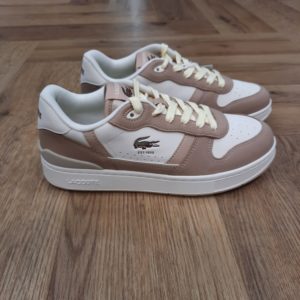 T-Clip Set Femme-Sneakers T-Clip Set femme Sneakers - Beige - Lacoste - Femme-Lacoste s’engage à suivre le produit tout au long de sa fabrication. Transparence de la chaîne de valeur, connaissance des fournisseurs et de l’écosystème… pas un fil n’est tissé sans la vigilance du Crocodile