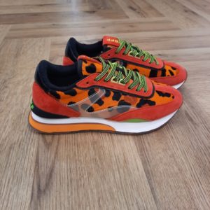 Hoff Art Orange Vous recherchez une paire de baskets basses tendance et confortables ? Ne cherchez plus, nous avons le modèle parfait pour vous : les Hoff Art Orange. Avec leur nez rond et leur matière en daim, ces baskets sont à la fois élégantes et résistantes. Elles conviennent parfaitement aux femmes de tous âges et sont idéales pour compléter n'importe quelle tenue. Les baskets Hoff Art Orange sont dotées d'une semelle en EVA qui offre un excellent amorti et une grande légèreté. Vous pourrez marcher toute la journée sans ressentir de fatigue. L'intérieur de ces baskets est en textile, ce qui les rend très agréables à porter. De plus, la semelle intérieure est en mousse à mémoire, offrant un confort optimal à chaque pas. La fermeture des Hoff Art Orange se fait par lacets, vous permettant ainsi d'ajuster parfaitement vos chaussures à votre pied. Vous pourrez les porter aussi bien pour une journée de shopping entre amies que pour une soirée décontractée. Leur style polyvalent s'adapte à toutes les occasions. Ne manquez pas l'occasion de vous offrir ces superbes baskets basses de la marque HOFF. Leur design moderne et leur confort exceptionnel en font un choix incontournable pour toutes les fashionistas. Commandez dès maintenant et ajoutez une touche de style à votre garde-robe ! La marque Fondée en Espagne en 2017, HOFF est née de la conviction que chaque pas est une opportunité de créer, découvrir et affirmer sa personnalité. HOFF est une marque contemporaine de sneakers qui marie un design intemporel et élégant avec une polyvalence audacieuse. Reconnue pour sa créativité raffinée, son attention aux détails et sa maîtrise unique des couleurs, HOFF crée des sneakers qui s’adaptent aux transitions de la vie, transformant chaque instant du quotidien en une expression de style et de sens. Inspirée par le mouvement et la curiosité, HOFF célèbre l’individualité et l’expression de soi à travers le design. Son esthétique distinctive équilibre sophistication et modernité, brouillant les frontières entre le décontracté et le raffiné, tout en restant fidèle à ses valeurs de connexion, d’authenticité, de passion et de créativité.