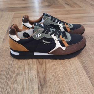 Pepe Jeans Brit Prints Les baskets Pepe Jeans Brit Prints sont des baskets pour homme qui combinent l'inspiration des chaussures retro running avec le confort actuel. Elles présentent un mélange attrayant de tissus et de contrastes de couleurs, rehaussés par des détails matelassés sur les côtés qui apportent une touche distinctive. La fermeture à lacets assure un ajustement ferme, tandis que les détails en daim sur l'embout, les œillets et le talon élèvent leur design. Ces baskets ne sont pas seulement esthétiques, elles sont également conçues pour votre confort. Elles intègrent une semelle intérieure thermoformée et amovible pour une foulée adaptable et un stabilisateur au talon avec logo en relief qui offre un soutien supplémentaire. La semelle intermédiaire ultra-légère en EVA offre un amorti supérieur, et la semelle en caoutchouc assure une excellente traction et durabilité. Le logo Pepe Jeans thermocollé sur les côtés et le logo "1973" imprimé sur la languette du talon sont des marques d'authenticité et d'héritage de la marque. Histoire de la marque La marque Pepe Jeans London est née à Londres en 1973, sur la mythique avenue de Portobello. Aujourd’hui encore, 50 ans plus tard, elle reste fidèle à son engagement de créer la marque de denim la plus tendance au monde. La personnalité de Pepe Jeans se définit par la diversité culturelle et le caractère cosmopolite de la ville de Londres, lesquels n’ont de cesse d’inspirer les collections femme, homme et junior. La musique, la culture, la mode, Londres, le denim : autant de sources d’inspiration qui font la force de Pepe Jeans.