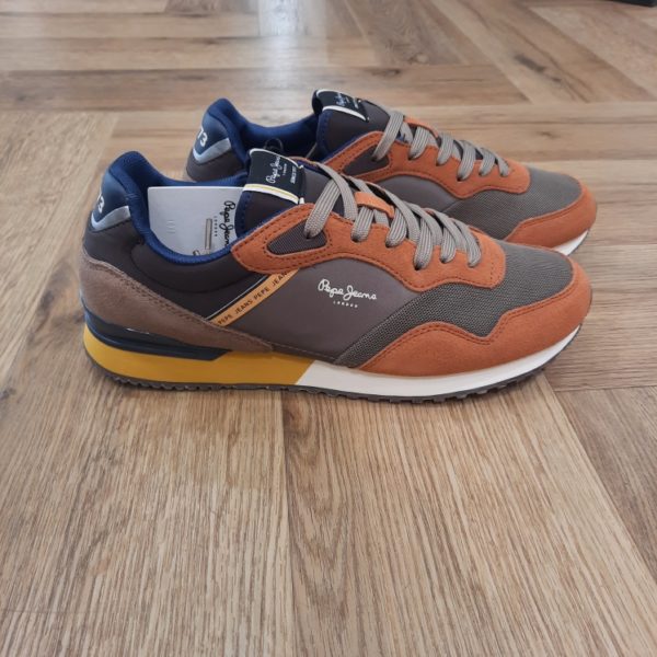 Pepe Jeans London Brick Les sneakers Pepe Jeans London Brick sont des chaussures de course au design rétro et au savant mélange de couleurs et de matières. En effet, elles sont conçues pour se démarquer dans les looks urbains avec une attitude sportive. Le modèle LONDON BRICK, en couleur Cuir, offre performance et confort à chaque mouvement. Ces baskets sont destinées aux hommes, avec un matériau cuir et textile qui leur confère légèreté et flexibilité.  Histoire de la marque La marque Pepe Jeans London est née à Londres en 1973, sur la mythique avenue de Portobello. Aujourd’hui encore, 50 ans plus tard, elle reste fidèle à son engagement de créer la marque de denim la plus tendance au monde. La personnalité de Pepe Jeans se définit par la diversité culturelle et le caractère cosmopolite de la ville de Londres, lesquels n’ont de cesse d’inspirer les collections femme, homme et junior. La musique, la culture, la mode, Londres, le denim : autant de sources d’inspiration qui font la force de Pepe Jeans.