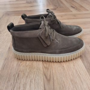 Clarks Torhill Lace Hi En s'inspirant de nos profils archivés Big Gripper et Weaver, la Clarks Torhill Lace Hi est le modèle décontracté ultime inspiré du patrimoine. Cette silhouette polyvalente est soutenue par une semelle extérieure audacieuse et nervurée. Combinant un nubuck marron foncé de qualité supérieure avec des détails réfléchis comme des coutures complexes. Nos fondateurs Notre histoire a commencé en 1825 à Street, dans le Somerset, lorsque Cyrus Clark a ouvert une tannerie de cuir, son frère James travaillant à ses côtés. Parmi les tapis en peau de mouton, James a eu un éclair d'inspiration : utiliser les chutes pour créer des pantoufles - minimiser les déchets, maximiser l'ingéniosité et définir les 200 prochaines années de la fabrication de chaussures. Chaque chaussure Clarks, depuis notre toute première paire, utilise cette combinaison distinctive d'innovation et de savoir-faire, soutenant tout ce que nous faisons. Depuis 200 ans, nous avons défini la norme - et ce n'est que le début. En 2025, nous rendons hommage au passé et au présent et célébrons fièrement cet héritage de deux siècles d'innovation et d'impact à travers un tout nouveau film, un livre, une exposition de musée et des collaborations de style.