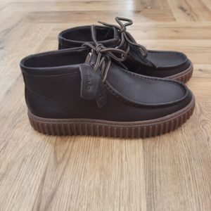 Clarks Torhill Hi Marron Le profil inspiré des archives, la Clarks Torhill Hi Marron emprunte des éléments de design à deux classiques de Clarks : l'iconique Wallabee et le Big Gripper né dans les années 90. Avec le profil élégant à lacets du premier et la semelle ultra-épaisse en TR du second, cette silhouette constitue une alternative chic et décontractée aux baskets lorsque les températures baissent. Fort de son esthétique vintage et encore plus fort de ses caractéristiques de confort contemporain, il utilise une semelle intérieure amovible Contour Cushion pour soutenir chaque pas avec un confort moelleux. Nos fondateurs Notre histoire a commencé en 1825 à Street, dans le Somerset, lorsque Cyrus Clark a ouvert une tannerie de cuir, son frère James travaillant à ses côtés. Parmi les tapis en peau de mouton, James a eu un éclair d'inspiration : utiliser les chutes pour créer des pantoufles - minimiser les déchets, maximiser l'ingéniosité et définir les 200 prochaines années de la fabrication de chaussures. Chaque chaussure Clarks, depuis notre toute première paire, utilise cette combinaison distinctive d'innovation et de savoir-faire, soutenant tout ce que nous faisons. Depuis 200 ans, nous avons défini la norme - et ce n'est que le début. En 2025, nous rendons hommage au passé et au présent et célébrons fièrement cet héritage de deux siècles d'innovation et d'impact à travers un tout nouveau film, un livre, une exposition de musée et des collaborations de style.