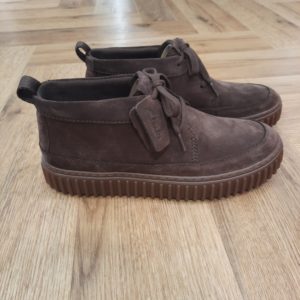 Clarks Torhill Lace Hi En s'inspirant de nos profils archivés Big Gripper et Weaver, la Clarks Torhill Lace Hi est le modèle décontracté ultime inspiré du patrimoine. Combinant un nubuck marron foncé de qualité supérieure avec des détails réfléchis comme des coutures complexes, cette silhouette polyvalente est soutenue par une semelle extérieure audacieuse et nervurée. Nos fondateurs Notre histoire a commencé en 1825 à Street, dans le Somerset, lorsque Cyrus Clark a ouvert une tannerie de cuir, son frère James travaillant à ses côtés. Parmi les tapis en peau de mouton, James a eu un éclair d'inspiration : utiliser les chutes pour créer des pantoufles - minimiser les déchets, maximiser l'ingéniosité et définir les 200 prochaines années de la fabrication de chaussures. Chaque chaussure Clarks, depuis notre toute première paire, utilise cette combinaison distinctive d'innovation et de savoir-faire, soutenant tout ce que nous faisons. Depuis 200 ans, nous avons défini la norme - et ce n'est que le début. En 2025, nous rendons hommage au passé et au présent et célébrons fièrement cet héritage de deux siècles d'innovation et d'impact à travers un tout nouveau film, un livre, une exposition de musée et des collaborations de style.
