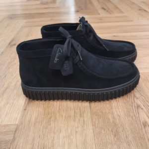 Clarks Torhill Hi Black L’audacieuse semelle extérieure côtelée qui caractérise notre bottine Clarks Torhill Hi Black est issue de nos archives. Mais elle est tout aussi contemporaine aujourd’hui que dans notre modèle Big Gripper (chaussures à crampons) des années 90. Avec un design à lacets épuré dont les courbes et les contours s’inspirent de notre emblématique Wallabee, elle associe des matériaux de qualité supérieure à des surpiqûres raffinées pour créer la chaussure décontractée ultime inspirée de notre histoire. Nos fondateurs Notre histoire a commencé en 1825 à Street, dans le Somerset, lorsque Cyrus Clark a ouvert une tannerie de cuir, son frère James travaillant à ses côtés. Parmi les tapis en peau de mouton, James a eu un éclair d'inspiration : utiliser les chutes pour créer des pantoufles - minimiser les déchets, maximiser l'ingéniosité et définir les 200 prochaines années de la fabrication de chaussures. Chaque chaussure Clarks, depuis notre toute première paire, utilise cette combinaison distinctive d'innovation et de savoir-faire, soutenant tout ce que nous faisons. Depuis 200 ans, nous avons défini la norme - et ce n'est que le début. En 2025, nous rendons hommage au passé et au présent et célébrons fièrement cet héritage de deux siècles d'innovation et d'impact à travers un tout nouveau film, un livre, une exposition de musée et des collaborations de style.