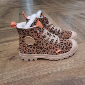 Pampa Hi Zip Léopard La Pampa Hi Zip Léopard, une botte en cuir velours doux, doublée de fourrure synthétique WarmTech, garde vos pieds au chaud par tous les temps. La fermeture à glissière latérale permet de l’enfiler facilement, alliant commodité et style. Sa semelle en caoutchouc durable offre une excellente adhérence et protection, pour un look à la fois moderne et intemporel. Palladium est une marque française qui propose depuis quelques décennies des chaussures en toile et en caoutchouc résistantes et durables. Avec des origines militaires et une forme bien reconnaissable, les Palladium traversent les générations sans prendre une ride (ou presque). Palladium est une marque française créée en 1920. À l'origine, son activité est bien différente de celle que l'on connait aujourd'hui : Palladium fabriquait des pneus pour l'aviation. La société fournissait alors la plupart des flottes aériennes européennes grâce à un procédé industriel unique : la vulcanisation du caoutchouc et de la toile. Au lendemain de la Seconde Guerre Mondiale, Palladium cesse peu à peu cette activité. En 1947, la société ouvre une usine à Pont de Cheruy, dans l'Isère, où elle commence à produire des chaussures selon le même principe de vulcanisation. Chaussures qui se révéleront tout aussi solides ! Le modèle emblématique de la marque est le "Pampa" qui équipe notamment la légion étrangère française