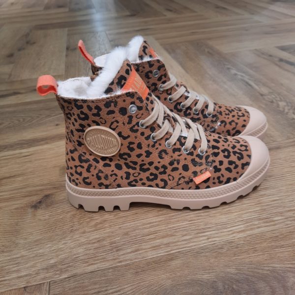 Pampa Hi Zip Léopard La Pampa Hi Zip Léopard, une botte en cuir velours doux, doublée de fourrure synthétique WarmTech, garde vos pieds au chaud par tous les temps. La fermeture à glissière latérale permet de l’enfiler facilement, alliant commodité et style. Sa semelle en caoutchouc durable offre une excellente adhérence et protection, pour un look à la fois moderne et intemporel. Palladium est une marque française qui propose depuis quelques décennies des chaussures en toile et en caoutchouc résistantes et durables. Avec des origines militaires et une forme bien reconnaissable, les Palladium traversent les générations sans prendre une ride (ou presque). Palladium est une marque française créée en 1920. À l'origine, son activité est bien différente de celle que l'on connait aujourd'hui : Palladium fabriquait des pneus pour l'aviation. La société fournissait alors la plupart des flottes aériennes européennes grâce à un procédé industriel unique : la vulcanisation du caoutchouc et de la toile. Au lendemain de la Seconde Guerre Mondiale, Palladium cesse peu à peu cette activité. En 1947, la société ouvre une usine à Pont de Cheruy, dans l'Isère, où elle commence à produire des chaussures selon le même principe de vulcanisation. Chaussures qui se révéleront tout aussi solides ! Le modèle emblématique de la marque est le "Pampa" qui équipe notamment la légion étrangère française