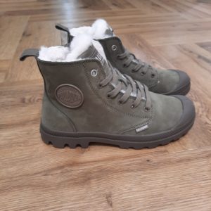 Pampa Hi Zip Kaki Ces chaussures Pampa Hi Zip Kaki sont idéales pour passer un hiver confortable et au sec. Le Toe cap en caoutchouc et la semelle protègeront parfaitement votre pied par tous les temps. L’intérieur doublé en laine pour la chaleur et la tige en nubuck apportent une touche de douceur à ce modèle féminin. Palladium est une marque française qui propose depuis quelques décennies des chaussures en toile et en caoutchouc résistantes et durables. Avec des origines militaires et une forme bien reconnaissable, les Palladium traversent les générations sans prendre une ride (ou presque). Palladium est une marque française créée en 1920. À l'origine, son activité est bien différente de celle que l'on connait aujourd'hui : Palladium fabriquait des pneus pour l'aviation. La société fournissait alors la plupart des flottes aériennes européennes grâce à un procédé industriel unique : la vulcanisation du caoutchouc et de la toile. Au lendemain de la Seconde Guerre Mondiale, Palladium cesse peu à peu cette activité. En 1947, la société ouvre une usine à Pont de Cheruy, dans l'Isère, où elle commence à produire des chaussures selon le même principe de vulcanisation. Chaussures qui se révéleront tout aussi solides ! Le modèle emblématique de la marque est le "Pampa" qui équipe notamment la légion étrangère française