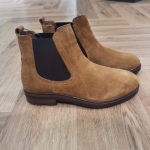 Boots Leeds Road Entrez dans un monde de robustesse raffinée avec les Boots Leeds Road de la marque Pepe Jeans. Effectivement, c'est un ajout essentiel à la collection de chaussures de l´homme moderne. Tout d'abord, elles sont conçues pour l´individu exigeant qui apprécie à la fois le style et la substance. En effet, ces bottes comblent sans effort le fossé entre le style décontracté chic et l´aventure quotidienne. La botte Leeds Road est plus qu´une simple chaussure ; c´est une déclaration de qualité durable et de design authentique inspiré de Londres, conçue pour vous accompagner dans les rues de la ville, les escapades de week-end et tout ce qui se trouve entre les deux. Leur silhouette polyvalente en fait l´ancrage parfait pour une multitude de looks, du denim classique et une chemise décontractée au chino ajusté et un tricot léger. Découvrez la fusion parfaite du confort et de la construction robuste. La conception de la botte Leeds Road privilégie le confort tout au long de la journée sans compromettre son esthétique robuste et masculine. Expertement construite à partir de cuir lisse de haute qualité, la tige offre non seulement une finition sophistiquée, mais est également conçue pour résister aux exigences de la vie quotidienne, développant un caractère unique et personnel au fil du temps. Le devant à lacets sécurisé et réglable, doté d´œillets durables, permet un ajustement personnalisé et offrant un bon maintien, garantissant que votre pied reste stable et confortable du matin au soir. Une languette de traction judicieusement incluse au talon facilite l´enfilage et le retrait de ces bottes, ajoutant une touche de commodité pratique à leur design impeccable. Histoire de la marque La marque Pepe Jeans London est née à Londres en 1973, sur la mythique avenue de Portobello. Aujourd’hui encore, 50 ans plus tard, elle reste fidèle à son engagement de créer la marque de denim la plus tendance au monde. La personnalité de Pepe Jeans se définit par la diversité culturelle et le caractère cosmopolite de la ville de Londres, lesquels n’ont de cesse d’inspirer les collections femme, homme et junior. La musique, la culture, la mode, Londres, le denim : autant de sources d’inspiration qui font la force de Pepe Jeans.