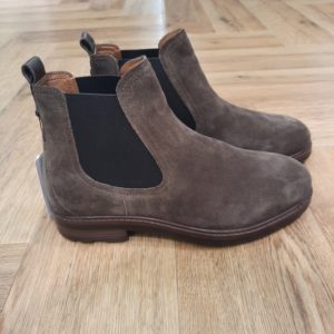 Boots Leeds Road Entrez dans un monde de robustesse raffinée avec les Boots Leeds Road de la marque Pepe Jeans. Effectivement, c'est un ajout essentiel à la collection de chaussures de l´homme moderne. Tout d'abord, elles sont conçues pour l´individu exigeant qui apprécie à la fois le style et la substance. En effet, ces bottes comblent sans effort le fossé entre le style décontracté chic et l´aventure quotidienne. La botte Leeds Road est plus qu´une simple chaussure ; c´est une déclaration de qualité durable et de design authentique inspiré de Londres, conçue pour vous accompagner dans les rues de la ville, les escapades de week-end et tout ce qui se trouve entre les deux. Leur silhouette polyvalente en fait l´ancrage parfait pour une multitude de looks, du denim classique et une chemise décontractée au chino ajusté et un tricot léger. Découvrez la fusion parfaite du confort et de la construction robuste. La conception de la botte Leeds Road privilégie le confort tout au long de la journée sans compromettre son esthétique robuste et masculine. Expertement construite à partir de cuir lisse de haute qualité, la tige offre non seulement une finition sophistiquée, mais est également conçue pour résister aux exigences de la vie quotidienne, développant un caractère unique et personnel au fil du temps. Le devant à lacets sécurisé et réglable, doté d´œillets durables, permet un ajustement personnalisé et offrant un bon maintien, garantissant que votre pied reste stable et confortable du matin au soir. Une languette de traction judicieusement incluse au talon facilite l´enfilage et le retrait de ces bottes, ajoutant une touche de commodité pratique à leur design impeccable. Histoire de la marque La marque Pepe Jeans London est née à Londres en 1973, sur la mythique avenue de Portobello. Aujourd’hui encore, 50 ans plus tard, elle reste fidèle à son engagement de créer la marque de denim la plus tendance au monde. La personnalité de Pepe Jeans se définit par la diversité culturelle et le caractère cosmopolite de la ville de Londres, lesquels n’ont de cesse d’inspirer les collections femme, homme et junior. La musique, la culture, la mode, Londres, le denim : autant de sources d’inspiration qui font la force de Pepe Jeans.