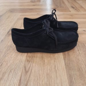 Clarks Wallabee Evo Black En élargissant la famille, notre Clarks Wallabee Evo Black arrive en daim intemporel pour une utilisation polyvalente toute la saison. Une tige en cuir ultra-doux apporte un look et une sensation haut de gamme, tandis que sa semelle à effet crêpe reste tonale pour une esthétique élégante et discrète. Avec une semelle intérieure super confortable et une semelle adhérente, cette paire garantit des pas légers encore et encore. Nos fondateurs Notre histoire a commencé en 1825 à Street, dans le Somerset, lorsque Cyrus Clark a ouvert une tannerie de cuir, son frère James travaillant à ses côtés. Parmi les tapis en peau de mouton, James a eu un éclair d'inspiration : utiliser les chutes pour créer des pantoufles - minimiser les déchets, maximiser l'ingéniosité et définir les 200 prochaines années de la fabrication de chaussures. Chaque chaussure Clarks, depuis notre toute première paire, utilise cette combinaison distinctive d'innovation et de savoir-faire, soutenant tout ce que nous faisons. Depuis 200 ans, nous avons défini la norme - et ce n'est que le début. En 2025, nous rendons hommage au passé et au présent et célébrons fièrement cet héritage de deux siècles d'innovation et d'impact à travers un tout nouveau film, un livre, une exposition de musée et des collaborations de style.