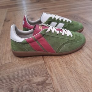Pulse Matcha Berry-sneakers caval pulse olive-Le modèle de basket écoresponsable Pulse sont des sneakers asymétriques qui mélangent un look sportswear à l'élégance des paires de handball des années 90. Un modèle retro et confortable couleur honey espresso ! Elles sont confectionnées entièrement en Europe, au Portugal, avec des matériaux éco-responsables, traçables et labellisés. Chaque détail, du bout golf, à la plaque perforée, en passant par les découpes croquet, le cousu Strobel, le lacet tricot et les semelles en gomme affûtées, évoque un style rétro-preppy sophistiqué. Souples et flexibles, elles promettent confort et allure pour toutes vos tenues. Trouvez les 7 différences !