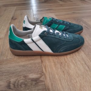Pulse Jade Forest-sneakers caval pulse pour femme-Chaque détail, du bout golf, à la plaque perforée, en passant par les découpes croquet, le cousu Strobel, le lacet tricot et les semelles en gomme affûtées, évoque un style rétro-preppy sophistiqué. Souples et flexibles, elles promettent confort et allure pour toutes vos tenues. Trouvez les 7 différences !