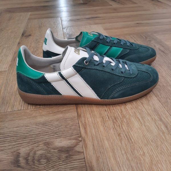 Pulse Jade Forest-sneakers caval pulse pour femme-Chaque détail, du bout golf, à la plaque perforée, en passant par les découpes croquet, le cousu Strobel, le lacet tricot et les semelles en gomme affûtées, évoque un style rétro-preppy sophistiqué. Souples et flexibles, elles promettent confort et allure pour toutes vos tenues. Trouvez les 7 différences !