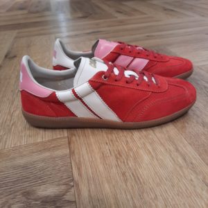 Pulse Cherry Berry-sneakers caval pulse red-Nous portons l'Union Européenne dans notre cœur, la considérant comme une chance et un projet politique essentiel. Il était donc évident pour nous de créer des sneakers entièrement confectionnées dans l'UE. C'est une garantie de qualité, de respect des conditions de travail et d'une production locale, les normes européennes étant dans les plus strictes au monde.
