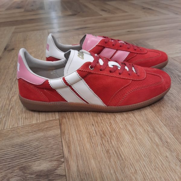 Pulse Cherry Berry-sneakers caval pulse red-Nous portons l'Union Européenne dans notre cœur, la considérant comme une chance et un projet politique essentiel. Il était donc évident pour nous de créer des sneakers entièrement confectionnées dans l'UE. C'est une garantie de qualité, de respect des conditions de travail et d'une production locale, les normes européennes étant dans les plus strictes au monde.