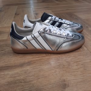 Pulse Luna Titanium-sneakers caval pulse silver-Le modèle de basket écoresponsable Pulse sont des sneakers asymétriques qui mélangent un look sportswear à l'élégance des paires de handball des années 90. Un modèle retro et confortable couleur honey espresso ! Elles sont confectionnées entièrement en Europe, au Portugal, avec des matériaux éco-responsables, traçables et labellisés. Chaque détail, du bout golf, à la plaque perforée, en passant par les découpes croquet, le cousu Strobel, le lacet tricot et les semelles en gomme affûtées, évoque un style rétro-preppy sophistiqué. Souples et flexibles, elles promettent confort et allure pour toutes vos tenues. Trouvez les 7 différences !