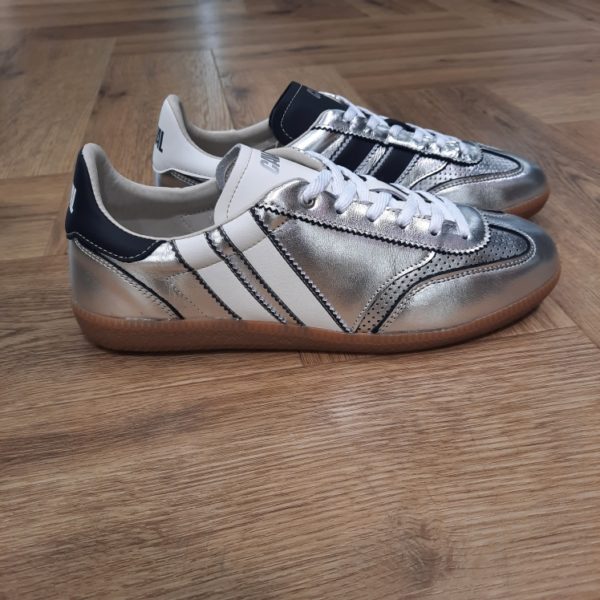 Pulse Luna Titanium-sneakers caval pulse silver-Le modèle de basket écoresponsable Pulse sont des sneakers asymétriques qui mélangent un look sportswear à l'élégance des paires de handball des années 90. Un modèle retro et confortable couleur honey espresso ! Elles sont confectionnées entièrement en Europe, au Portugal, avec des matériaux éco-responsables, traçables et labellisés. Chaque détail, du bout golf, à la plaque perforée, en passant par les découpes croquet, le cousu Strobel, le lacet tricot et les semelles en gomme affûtées, évoque un style rétro-preppy sophistiqué. Souples et flexibles, elles promettent confort et allure pour toutes vos tenues. Trouvez les 7 différences !