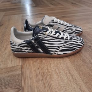 Pulse Zebra Obession-sneakers femme caval zebra obsession-Le modèle de basket écoresponsable Pulse sont des sneakers asymétriques qui mélangent un look sportswear à l'élégance des paires de handball des années 90. Un modèle retro et confortable couleur honey espresso ! Elles sont confectionnées entièrement en Europe, au Portugal, avec des matériaux éco-responsables, traçables et labellisés. Chaque détail, du bout golf, à la plaque perforée, en passant par les découpes croquet, le cousu Strobel, le lacet tricot et les semelles en gomme affûtées, évoque un style rétro-preppy sophistiqué. Souples et flexibles, elles promettent confort et allure pour toutes vos tenues. Trouvez les 7 différences !