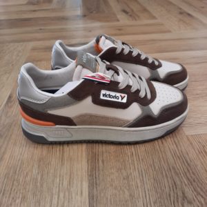 Victoria C80 Urban Découvrez les baskets Victoria C80 Urban, un parfait mélange de style et de confort. En effet, elles sont conçues pour toutes les femmes qui souhaitent allier tendance et fonctionnalité. Tout d'abord, avec leur palette de couleurs élégantes dans les tons chocolat, ces chaussures s’associent facilement à vos tenues automnales et hivernales. Conçues avec des matériaux recyclés, elles témoignent de l'engagement de la marque pour la durabilité, tout en offrant une légèreté idéale pour vos activités quotidiennes. Que ce soit pour une promenade en ville ou une séance de sport, ces baskets vous feront sentir à l'aise et à la mode. La marque Victoria est une marque qui a vu le jour en 1915 en Espagne. Le fondateur de la marque a commencé l'aventure avec une petite tennis qu'il a nommée comme sa femme adorée. Les chaussures Victoria ont évolué avec le temps bien sûr mais la marque s'évertue à conserver son ADN. Les Victoria évoluent et se parent de nouvelles couleurs, de matières originales ou d'imprimés, mais la base de la chaussure reste la même pour le plus grand plaisir des fans de la première heure. Les designers proposent de vastes collections chaque année qui renouvelle l'essence de Victoria ce qui lui permet de rester parmi les marques favorites des Espagnoles.