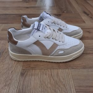 Victoria Seul Beige Les baskets Victoria Seul Beige allient style et confort dans un design moderne et dynamique. Conçues en matière effet cuir avec des empiècements en cuir fendu, elles se distinguent par leur V rétro contrastant et leur pièce arrière colorée. Leur semelle légèrement grillée de 3,5 cm et leur semelle intérieure matelassée assurent un confort optimal au quotidien. Parfaites pour un look sportif et tendance, elles s’adaptent à toutes vos tenues. La marque Victoria est une marque qui a vu le jour en 1915 en Espagne. Le fondateur de la marque a commencé l'aventure avec une petite tennis qu'il a nommée comme sa femme adorée. Les chaussures Victoria ont évolué avec le temps bien sûr mais la marque s'évertue à conserver son ADN. Les Victoria évoluent et se parent de nouvelles couleurs, de matières originales ou d'imprimés, mais la base de la chaussure reste la même pour le plus grand plaisir des fans de la première heure. Les designers proposent de vastes collections chaque année qui renouvelle l'essence de Victoria ce qui lui permet de rester parmi les marques favorites des Espagnoles.