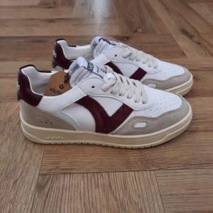 Victoria Seul Bordeau Les baskets Victoria Seul Bordeau allient style et confort dans un design moderne et dynamique. Conçues en matière effet cuir avec des empiècements en cuir fendu, elles se distinguent par leur V rétro contrastant et leur pièce arrière colorée. Leur semelle légèrement grillée de 3,5 cm et leur semelle intérieure matelassée assurent un confort optimal au quotidien. Parfaites pour un look sportif et tendance, elles s’adaptent à toutes vos tenues. La marque Victoria est une marque qui a vu le jour en 1915 en Espagne. Le fondateur de la marque a commencé l'aventure avec une petite tennis qu'il a nommée comme sa femme adorée. Les chaussures Victoria ont évolué avec le temps bien sûr mais la marque s'évertue à conserver son ADN. Les Victoria évoluent et se parent de nouvelles couleurs, de matières originales ou d'imprimés, mais la base de la chaussure reste la même pour le plus grand plaisir des fans de la première heure. Les designers proposent de vastes collections chaque année qui renouvelle l'essence de Victoria ce qui lui permet de rester parmi les marques favorites des Espagnoles.