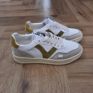 Victoria Seul Olive Les baskets Victoria Seul Olive allient style et confort dans un design moderne et dynamique. Conçues en matière effet cuir avec des empiècements en cuir fendu, elles se distinguent par leur V rétro contrastant et leur pièce arrière colorée. Leur semelle légèrement grillée de 3,5 cm et leur semelle intérieure matelassée assurent un confort optimal au quotidien. Parfaites pour un look sportif et tendance, elles s’adaptent à toutes vos tenues. La marque Victoria est une marque qui a vu le jour en 1915 en Espagne. Le fondateur de la marque a commencé l'aventure avec une petite tennis qu'il a nommée comme sa femme adorée. Les chaussures Victoria ont évolué avec le temps bien sûr mais la marque s'évertue à conserver son ADN. Les Victoria évoluent et se parent de nouvelles couleurs, de matières originales ou d'imprimés, mais la base de la chaussure reste la même pour le plus grand plaisir des fans de la première heure. Les designers proposent de vastes collections chaque année qui renouvelle l'essence de Victoria ce qui lui permet de rester parmi les marques favorites des Espagnoles.