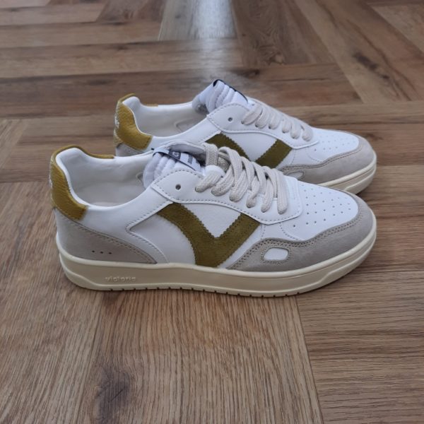 Victoria Seul Olive Les baskets Victoria Seul Olive allient style et confort dans un design moderne et dynamique. Conçues en matière effet cuir avec des empiècements en cuir fendu, elles se distinguent par leur V rétro contrastant et leur pièce arrière colorée. Leur semelle légèrement grillée de 3,5 cm et leur semelle intérieure matelassée assurent un confort optimal au quotidien. Parfaites pour un look sportif et tendance, elles s’adaptent à toutes vos tenues. La marque Victoria est une marque qui a vu le jour en 1915 en Espagne. Le fondateur de la marque a commencé l'aventure avec une petite tennis qu'il a nommée comme sa femme adorée. Les chaussures Victoria ont évolué avec le temps bien sûr mais la marque s'évertue à conserver son ADN. Les Victoria évoluent et se parent de nouvelles couleurs, de matières originales ou d'imprimés, mais la base de la chaussure reste la même pour le plus grand plaisir des fans de la première heure. Les designers proposent de vastes collections chaque année qui renouvelle l'essence de Victoria ce qui lui permet de rester parmi les marques favorites des Espagnoles.
