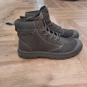 Palladium Pampa Legacy-PAMPA ZIP LTH LEGACY FEMME / HOMME-Avant de fouler la boue de festivals de musique ou de ramper dans le désert, les semelles en caoutchouc de Palladium arpentaient le tarmac brûlant. Fabricant de pneus d’avions dès le début des années 20, Palladium a accompagné toute une génération de pionniers de l’aviation qui ont contribué à découvrir le monde en partant à la conquête des cieux.