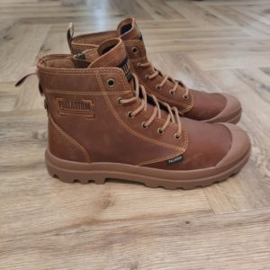 Palladium Pampa Legacy-PAMPA ZIP LTH LEGACY FEMME / HOMME-Avant de fouler la boue de festivals de musique ou de ramper dans le désert, les semelles en caoutchouc de Palladium arpentaient le tarmac brûlant. Fabricant de pneus d’avions dès le début des années 20, Palladium a accompagné toute une génération de pionniers de l’aviation qui ont contribué à découvrir le monde en partant à la conquête des cieux.