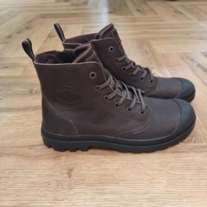 Pampa Zip Leather-Avant de fouler la boue de festivals de musique ou de ramper dans le désert, les semelles en caoutchouc de Palladium arpentaient le tarmac brûlant. Fabricant de pneus d’avions dès le début des années 20, Palladium a accompagné toute une génération de pionniers de l’aviation qui ont contribué à découvrir le monde en partant à la conquête des cieux