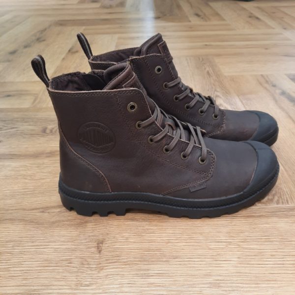 Pampa Zip Leather-Avant de fouler la boue de festivals de musique ou de ramper dans le désert, les semelles en caoutchouc de Palladium arpentaient le tarmac brûlant. Fabricant de pneus d’avions dès le début des années 20, Palladium a accompagné toute une génération de pionniers de l’aviation qui ont contribué à découvrir le monde en partant à la conquête des cieux