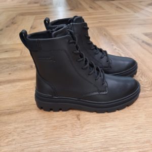 Pallagrade Officier Black Avec son cuir nappa souple, ses détails et sa fermeture zippée, cette botte Pallagrade Officier Black allie chic intemporel et esprit rock. Sa silhouette féminine, sa semelle confortable et ses crampons robustes en font l’alliée idéale du quotidien. Un essentiel mode au design français. Palladium est une marque française qui propose depuis quelques décennies des chaussures en toile et en caoutchouc résistantes et durables. Avec des origines militaires et une forme bien reconnaissable, les Palladium traversent les générations sans prendre une ride (ou presque). Palladium est une marque française créée en 1920. À l'origine, son activité est bien différente de celle que l'on connait aujourd'hui : Palladium fabriquait des pneus pour l'aviation. La société fournissait alors la plupart des flottes aériennes européennes grâce à un procédé industriel unique : la vulcanisation du caoutchouc et de la toile. Au lendemain de la Seconde Guerre Mondiale, Palladium cesse peu à peu cette activité. En 1947, la société ouvre une usine à Pont de Cheruy, dans l'Isère, où elle commence à produire des chaussures selon le même principe de vulcanisation. Chaussures qui se révéleront tout aussi solides ! Le modèle emblématique de la marque est le "Pampa" qui équipe notamment la légion étrangère française