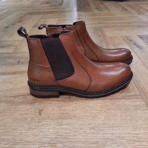 Redskins Boots Elster Découvrez l'élégance intemporelle des Redskins Boots Elster. Un modèle de Chelsea pensé pour l'homme moderne en quête de style et de confort. D'abord, elles sont confectionnées en cuir de qualité. Puis, ces bottines apportent une touche sophistiquée à toutes vos tenues, qu'il s'agisse d'un look décontracté ou plus habillé. La fermeture éclair intérieure garantit un enfilage rapide et facile, tout en offrant un maintien optimal. À l'intérieur, la doublure en cuir et textile assure un confort longue durée, tandis que la semelle intérieure en cuir et textile procure une sensation agréable à chaque pas. La semelle extérieure en synthétique, quant à elle, est robuste et résistante, parfaite pour une utilisation quotidienne. Avec son talon de 3,5 cm, cette paire de chelsea boots vous offre un subtil rehaussement, sans compromettre votre confort. Fabriquées en Inde avec une grande attention aux détails, les bottines REDSKINS ELSTER sont un choix idéal pour les hommes qui souhaitent allier mode et praticité. Boots Homme en Cuir REDSKINS Si vous êtes à la recherche de boots et/ou bottines pour hommes alliant élégance et praticité, vous êtes au bon endroit ! Les bottes en cuir pour hommes de la marque REDSKINS sont un élément incontournable du vestiaire masculin. Finalement, elles se distinguent par leur polyvalence, leur style intemporel et leur qualité exceptionnelle.