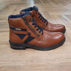 Redskins Eternel Cognac Les Redskins Eternel Cognac sont des bottines alliant style et praticité. Dotées d'une fermeture à lacets et fermeture éclair à l'extérieur, ces bottines en cuir offrent à la fois un look élégant et une grande facilité d'enfilage. Leur semelle extérieure en caoutchouc épaisse et leur semelle intérieure en textile garantissent confort et adhérence pour toute la journée. Avec un talon plat et un bout rond, elles apportent une touche de modernité à votre tenue. Conseil mode : Pour un look urbain et décontracté, associez ces bottines avec un jean slim et une veste en cuir. Elles s’adaptent également à une tenue plus habillée, pour une touche d’élégance casual. Boots Homme en Cuir REDSKINS Si vous êtes à la recherche de boots et/ou bottines pour hommes alliant élégance et praticité, vous êtes au bon endroit ! Les bottes en cuir pour hommes de la marque REDSKINS sont un élément incontournable du vestiaire masculin. Finalement, elles se distinguent par leur polyvalence, leur style intemporel et leur qualité exceptionnelle. Les boots en cuir REDSKINS sont réalisées avec soin et se déclinent en plusieurs matériaux, formes et semelles pour répondre à vos envies. Chaque saison, elles se réinventent tout en restant intemporelles, combinant élégance et confort. Le cuir demande un bon entretien, veillez à bien nettoyer vos chaussures pour les préserver.
