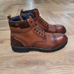 Boots Redskins Junky-Boots à lacet REDSKINS cognac en cuir-Créée en 1984, la marque française REDSKINS, spécialiste des vestes en cuir, séduit depuis des dizaines d’années. Aujourd'hui, elle a su se diversifier avec des collections de chaussures et de vêtements, jouant avec les codes du sportswear inspirés des grands espaces américains et d'un esprit à la fois rock et rude du far-west.