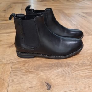 Boots Einsteino Noir Ces Boots Einsteino Cognac sont fabriquées en cuir de vachette de haute qualité, offrant une finition lisse et résistante. En effet, le design est inspiré des bottes Chelsea classiques. Elles se caractérisent par des bordures élastiques pour faciliter l'enfilage et un ajustement confortable. Puis, l'arrière du talon présente un empiècement en cuir contrastant, ajoutant une touche d'originalité. Enfin, sa semelle en caoutchouc marron est robuste et conçue pour une adhérence optimale. Pour finir, le logo de Redskins est discrètement embossé, affirmant l'authenticité et la qualité du produit. Les boots EINSTEINO COGNAC sont idéales pour une variété d'occasions, des sorties décontractées aux environnements plus formels. Effectivement, elles se marient parfaitement avec un jean brut ou un pantalon chino pour un look élégant. En été, associez-les à des jeans légers et un t-shirt pour un style décontracté. En hiver, elles complètent idéalement un pantalon plus épais et un pull en laine. Pour conclure, ces bottines vous accompagnent tout au long de l'année avec style et confort. Boots Homme en Cuir REDSKINS Si vous êtes à la recherche de boots et/ou bottines pour hommes alliant élégance et praticité, vous êtes au bon endroit ! Les bottes en cuir pour hommes de la marque REDSKINS sont un élément incontournable du vestiaire masculin. Finalement, elles se distinguent par leur polyvalence, leur style intemporel et leur qualité exceptionnelle. Les boots en cuir REDSKINS sont réalisées avec soin et se déclinent en plusieurs matériaux, formes et semelles pour répondre à vos envies. Chaque saison, elles se réinventent tout en restant intemporelles, combinant élégance et confort. Le cuir demande un bon entretien, veillez à bien nettoyer vos chaussures pour les préserver.
