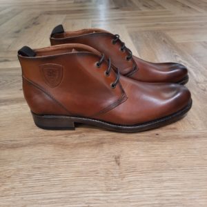 Redskins Boots Hickor Si vous êtes à la recherche de boots et/ou bottines pour hommes alliant élégance et praticité, vous êtes au bon endroit ! Les Redskins Boots Hickor en cuir pour hommes sont un élément incontournable du vestiaire masculin. Elles se distinguent par leur polyvalence, leur style intemporel et leur qualité exceptionnelle. Le cuir, la matière principale des boots REDSKINS Les boots en cuir REDSKINS sont réalisées avec soin et se déclinent en plusieurs matériaux, formes et semelles pour répondre à vos envies. Chaque saison, elles se réinventent tout en restant intemporelles, combinant élégance et confort. Le cuir demande un bon entretien, veillez à bien nettoyer vos chaussures pour les préserver. Boots en Cuir Suédé Homme REDSKINS Qu'est-ce que des bottes en cuir suédé ? Le cuir suédé, c'est le cuir qui n'est pas utilisé du côté lisse. Il est aussi appelé croûte velours ou bien plus communément daim, mais le cuir provient bien d'un cuir de bovin. Ces boots en cuir suédé sont à la fois urbaines et tendance, et confère un look plus casual. Disponibles dans des teintes sobres telles que le marron ou le beige, elles s'harmonisent parfaitement avec une grande variété de styles.