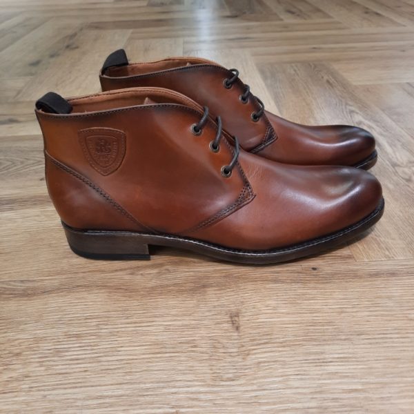 Redskins Boots Hickor Si vous êtes à la recherche de boots et/ou bottines pour hommes alliant élégance et praticité, vous êtes au bon endroit ! Les Redskins Boots Hickor en cuir pour hommes sont un élément incontournable du vestiaire masculin. Elles se distinguent par leur polyvalence, leur style intemporel et leur qualité exceptionnelle. Le cuir, la matière principale des boots REDSKINS Les boots en cuir REDSKINS sont réalisées avec soin et se déclinent en plusieurs matériaux, formes et semelles pour répondre à vos envies. Chaque saison, elles se réinventent tout en restant intemporelles, combinant élégance et confort. Le cuir demande un bon entretien, veillez à bien nettoyer vos chaussures pour les préserver. Boots en Cuir Suédé Homme REDSKINS Qu'est-ce que des bottes en cuir suédé ? Le cuir suédé, c'est le cuir qui n'est pas utilisé du côté lisse. Il est aussi appelé croûte velours ou bien plus communément daim, mais le cuir provient bien d'un cuir de bovin. Ces boots en cuir suédé sont à la fois urbaines et tendance, et confère un look plus casual. Disponibles dans des teintes sobres telles que le marron ou le beige, elles s'harmonisent parfaitement avec une grande variété de styles.